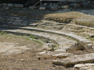 希腊比雷埃乌斯考古博物馆外的古老剧院的废墟图片
