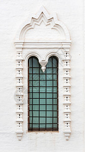 白漆墙上的旧拱形窗户图片