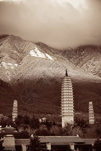 在云南山的达利老镇古代塔图片