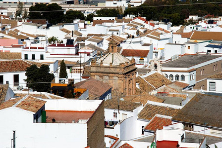 查看城镇屋顶和卡门教堂IglesiadelCarmen埃斯特帕塞维利亚省安达卢西亚图片