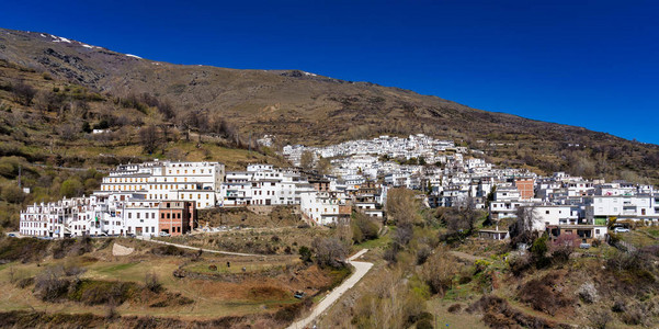 西欧班牙内华达山区LaAlpujarraGranadina的Tre图片