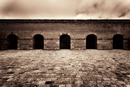 拱形结构的走道CastelldeMontjuic堡垒在巴塞图片