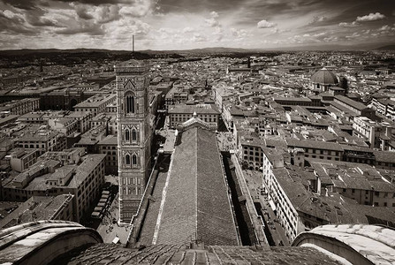 从圆顶部观看的钟楼和城市天际线意大利佛罗伦萨的圣图片