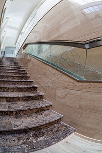 现代大理石楼梯的内部图片