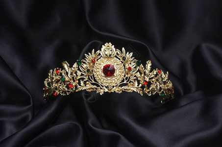 黑色丝绸上镶有红宝石的金冠图片