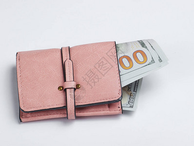 白色背景上带百元钞票的皮革粉色钱包背景图片