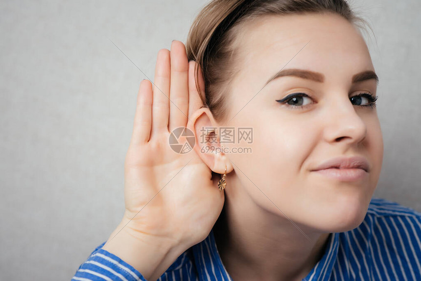 年轻女人惊讶于听到一些声音高清图片下载-正版图片504100717-摄图网
