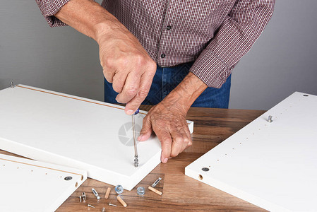 一个人正在组装一件DIY家具人正在使用螺丝刀图片