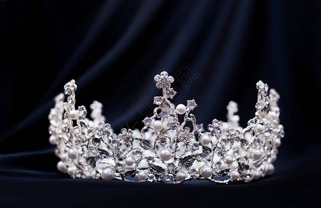 带着钻石水晶和珍珠的王冠在黑背景图片