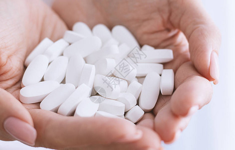 一把药丸女手拿着许多药片图片