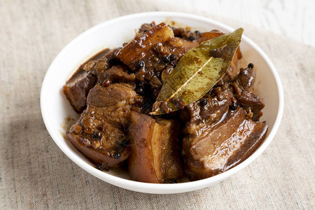菲律宾自制的Adobo猪肉放在碗里侧图片
