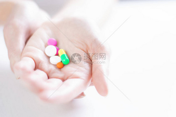 女手掌上避孕药的图象医学保健维生素的概图片