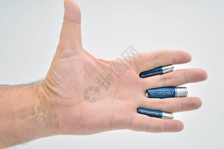 张开手指夹着充电池图片