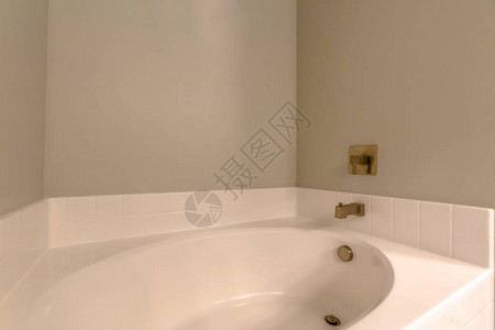 可以看到在一座有金水龙头的新房子的奥瓦尔浴缸中建造的白色瓷图片