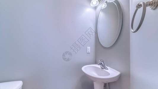 全景框架浴室内部配有壁灯和椭圆形镜子图片
