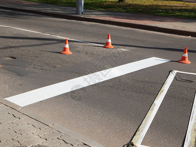 道路标记绘制道路标记道路施工中的喷涂工人在街道表图片