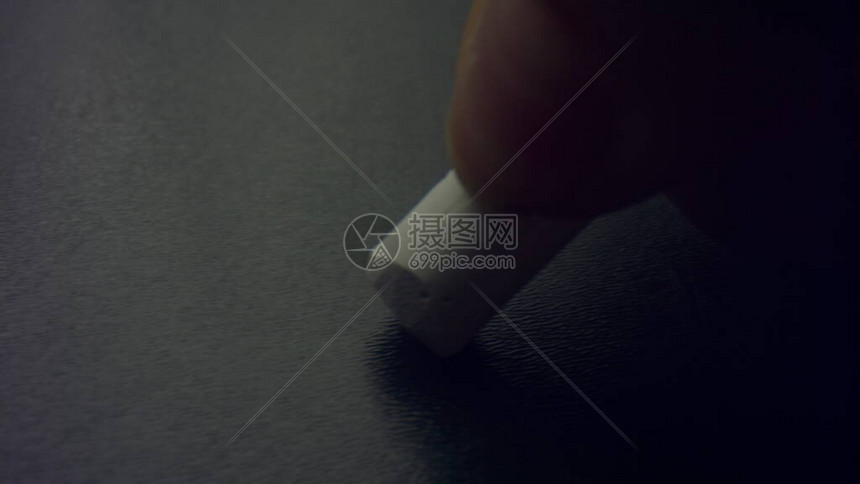 女手绘线用粉笔的宏特写女人手指拿着粉笔块无法辨认的女在黑板上用白色粉笔制作水平高清图片下载-正版图片504104522-摄图网