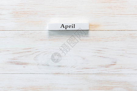 嗲木块的日历与4月在老式背景上木板上的四月铭文顶视图复制空间日历活动的样机这是12个月图片