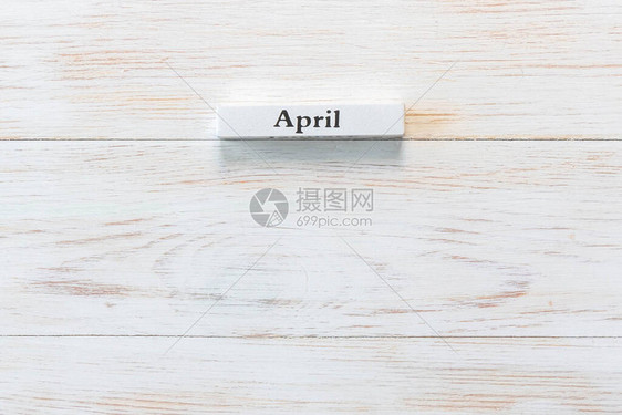 嗲木块的日历与4月在老式背景上木板上的四月铭文顶视图复制空间日历活动的样机这是12个月图片