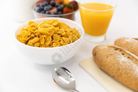 健康的早餐面包橙汁草莓蓝莓牛奶和麦片在白色背景的碗图片