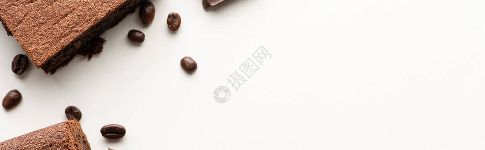 最上方是美味的布朗尼巧克力片咖啡豆在白背景图片