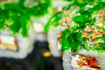 带鱼奶酪和绿藻类的滚盘日本传图片