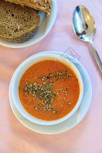 土耳其红扁豆奶油汤配香料餐桌上的黑麦面包图片
