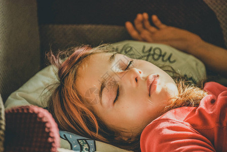 举气球女孩图片