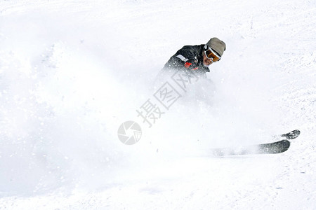 雪旋风中的滑雪者滑雪者在滑雪坡上转图片素材