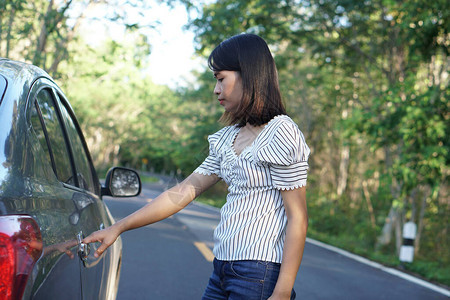 女人的手打开车门图片