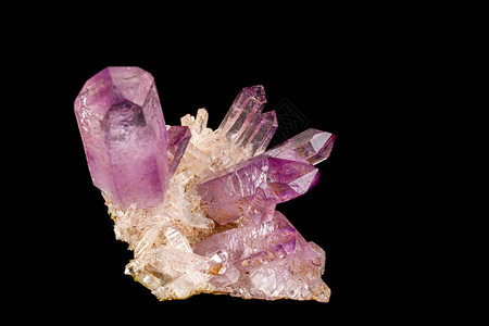 黑色背景上紫水晶矿物石的宏观特写图片