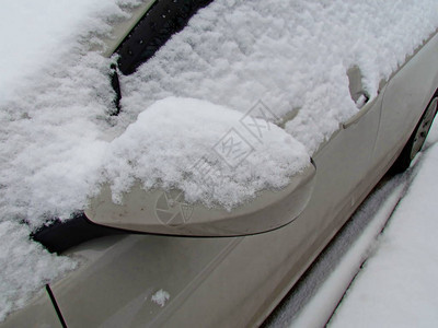 积雪的汽车后视镜特写照片车上的雪堆冬天的汽车雪图片