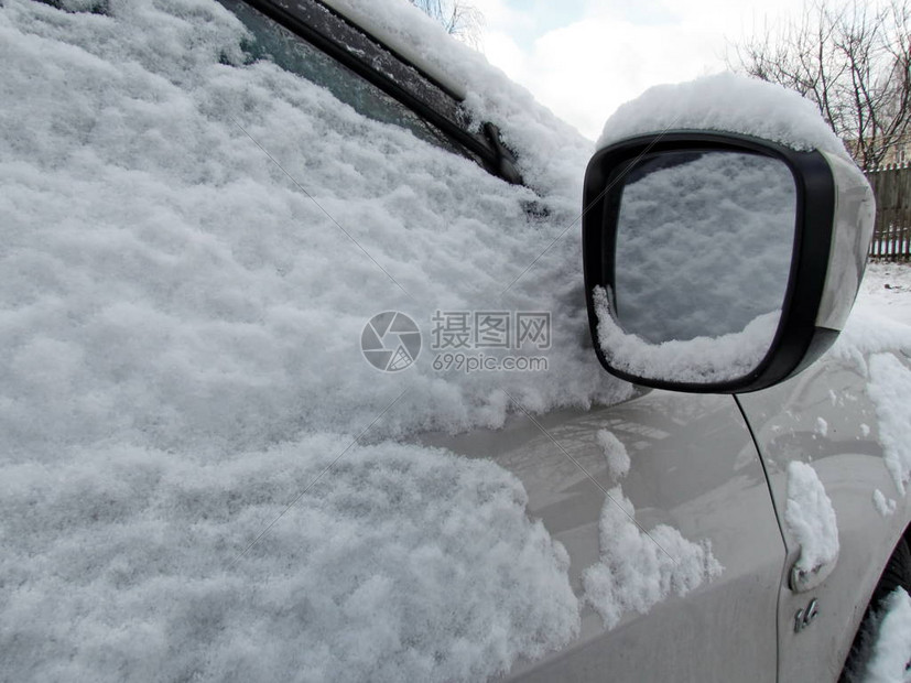 积雪的汽车后视镜特写照片车上的雪堆冬天的汽车雪图片