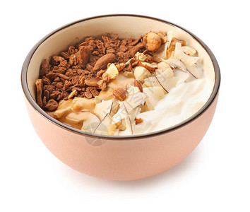 白色背景的碗里放着酸奶的美味格兰诺拉麦片图片