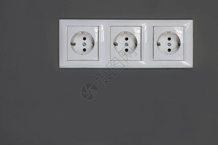 三个白色电源插座图片
