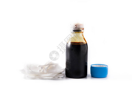 瓶中的医用碘和隔离在白色背景上的纱布图片
