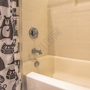 广场浴缸和浴室内用光滑的白墙洗澡带有可爱动物印刷品的淋浴窗帘为用图片