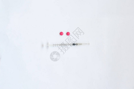 白色背景上的药丸和胰岛素注射器图片