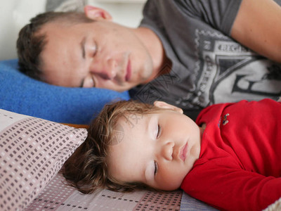 父亲和儿子在睡梦中从侧面观看在父亲身图片