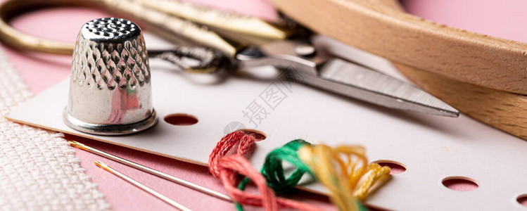 白织物刺青刺绣圈彩色线条剪刀和需要在粉红图片