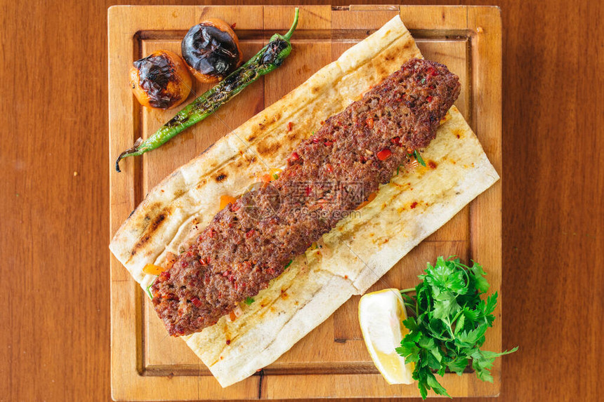 传统土耳其Adanakebab或Kebap肉食在土耳其高清图片下载-正版图片504108028-摄图网