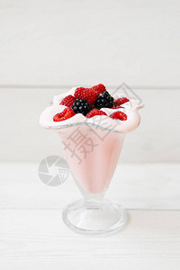 新鲜的草莓和黑莓冰淇淋或奶昔和白底浆果图片