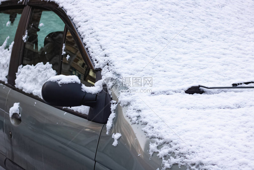 车挡风玻璃上的第一场雪图片