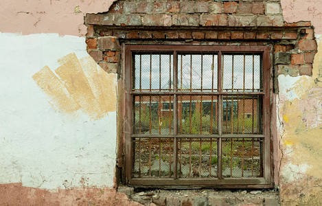 老破旧的窗户旧楼里有酒吧图片