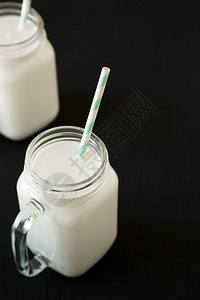 装满椰子牛奶的玻璃罐低角度视图片