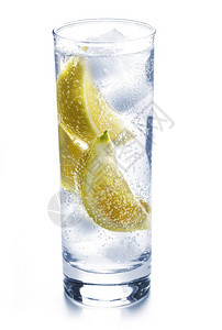 一杯苏打水加柠檬隔离在白色图片