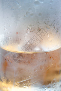 玻璃杯中冷冰水的抽象照片图片