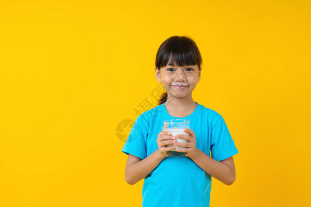 快乐的泰国孩子拿着一杯孤立的牛奶图片