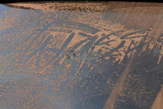 汽车后面的窗户被沙子覆盖着图片