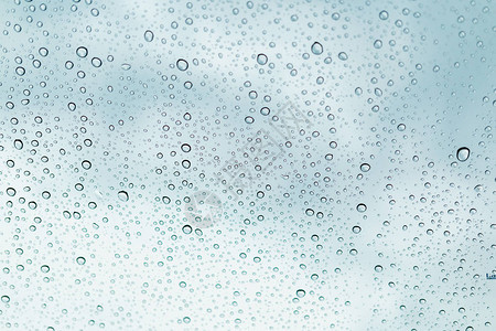 窗玻璃表面的雨滴雨滴的自然图案图片